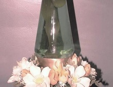 Лавовая лампа с обвесом из пластиковых цветов времен расцвета культуры хиппи